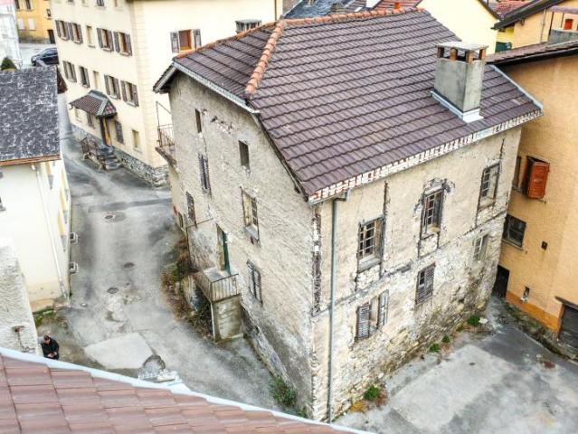 Dorfhaus, das in mehrere Wohnungen unterteilt werden kann