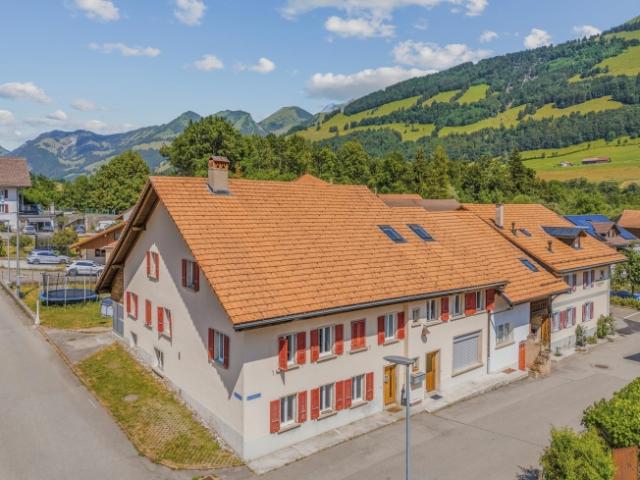 Dorfhaus mit 3 Wohnhäusern sowie Garten und Grundstückspotenzial