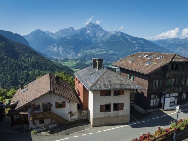 Dorfhaus mit 2 Wohnungen auf einem dominanten Grundstück in Les Posses sur Bex