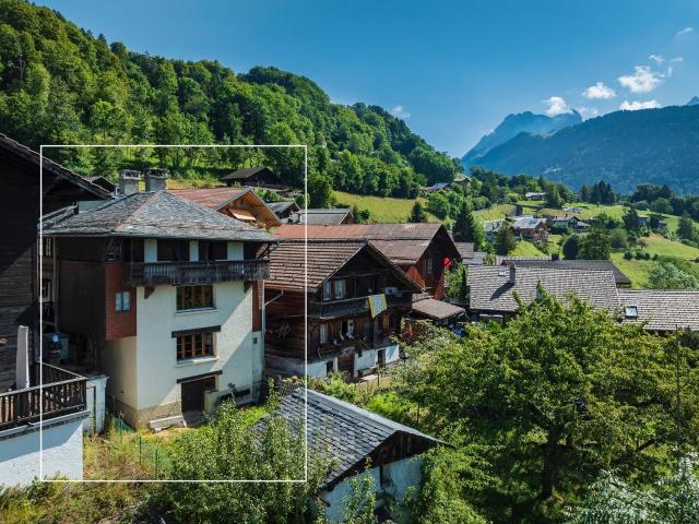 Dorfhaus mit 2 Wohnungen auf einem dominanten Grundstück in Les Posses sur Bex