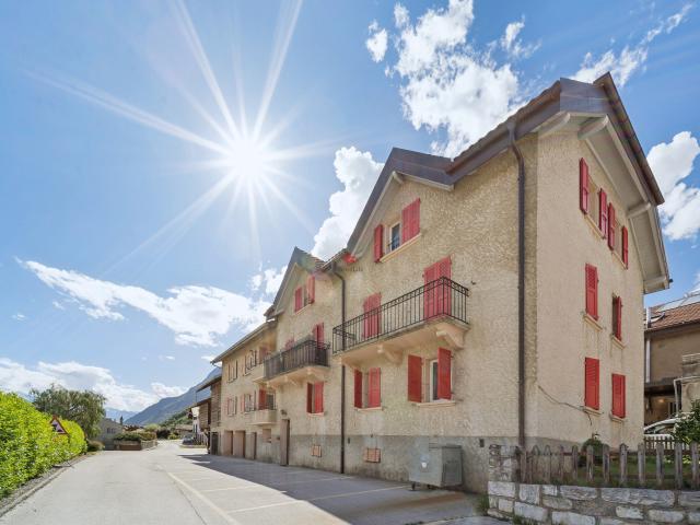 Dorfhaus mit 6 Wohnungen und 10 Parkplätzen mit Scheune