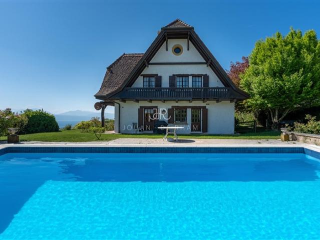 Dorfhaus mit atemberaubendem Blick auf den See und den Mont Blanc