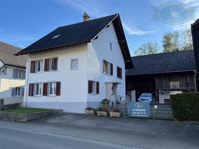 Dorfhaus mit einer großen Scheune und einem großen Garten