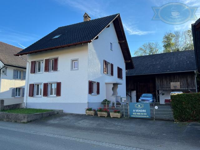 Dorfhaus mit einer großen Scheune und einem großen Garten