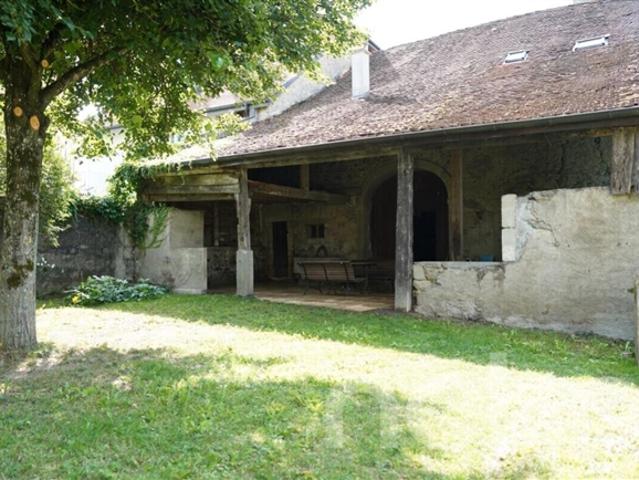 Dorfhaus mit Scheune und Garten wird renoviert