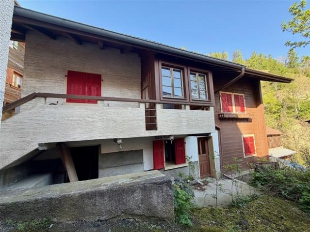 Dorfhaus mit zwei Wohnungen zur Renovierung in Beuson