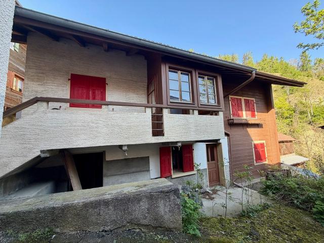 Dorfhaus mit zwei Wohnungen zur Renovierung in Beuson