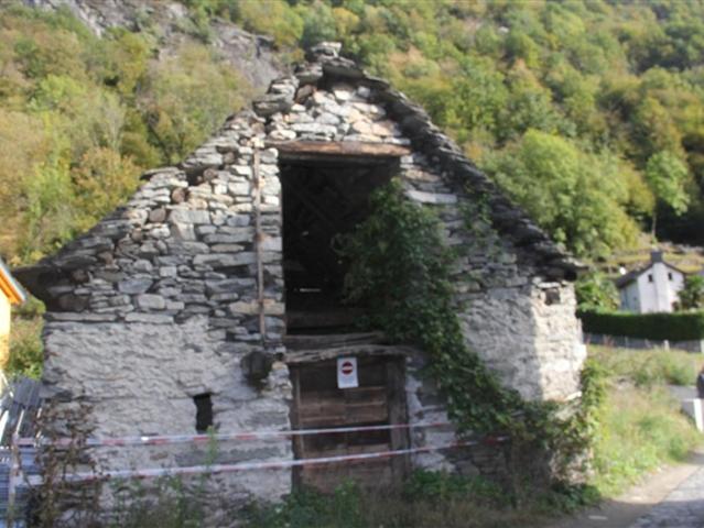 Dorfrustico zum Ausbauen mit kleinem Garten mit 2 Bauprojekten / rustico di nucleo da riattare con piccolo giardino con 2 progetti