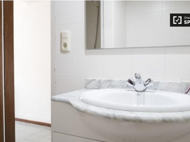 Dormitorio con baño en residencia grande en Ciudad Universitaria