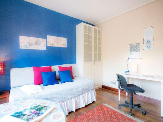 Dormitorio en apartamento de 5 dormitorios en Begoña, Bilbao