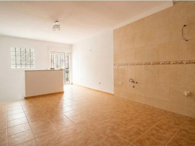 Dos casas adosadas independientes en el corazón de Sayalonga – ideal para vivienda familiar o invers