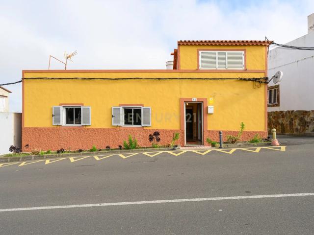 DOS CASAS EN UNA, CON DIFERENTES ENTRADAS