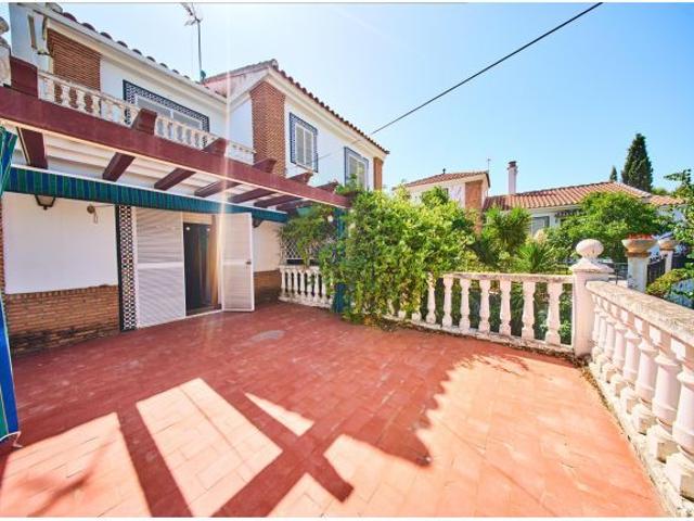Dos chalets independientes en Villa de Otura con 1100 cuadrados de parcela y piscina enorme y totalm
