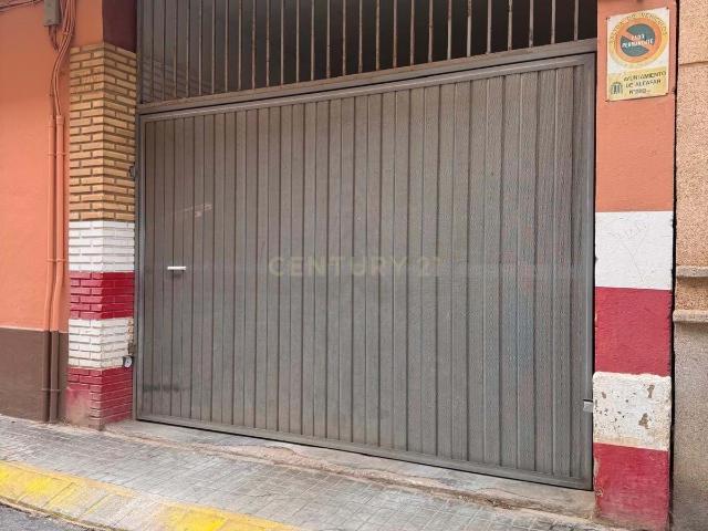 Dos amplias plazas de garaje en una ubicación estratégica
