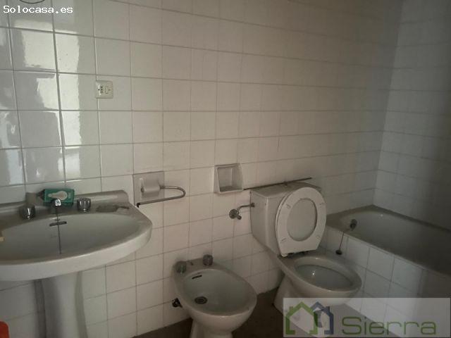 ¡Dos amplios pisos en venta en Sarria!