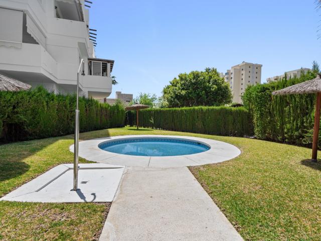 Dos dormitorios, una terraza privada de 44 m² y la comodidad. 99m² Estepona