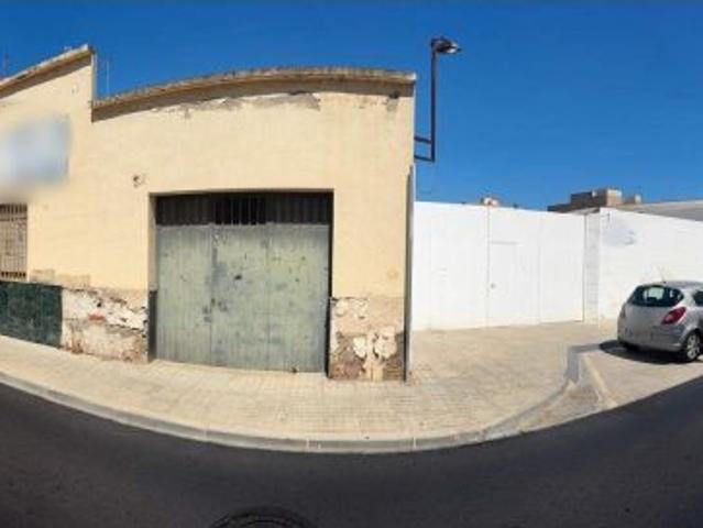 Dos edificios de unos 3.000 m2 en el centro de Novelda, ambos con fachada a dos calles y gran potenc