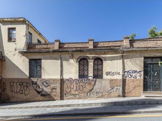 DOS EDIFICIOS EN CUESTA ESCORIAZA