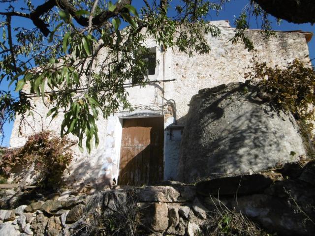 DOS MASÍAS EN VENTA EN UNA MISMA PARCELA CON LUZ Y TERRENO