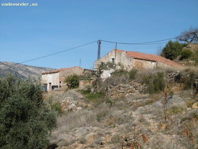DOS MASÍAS EN VENTA EN UNA MISMA PARCELA CON LUZ Y TERRENO