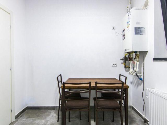Doua camere, bucatarie inchisa, balcon, mobilat/ utilat, 5 minute metrou, bloc nou