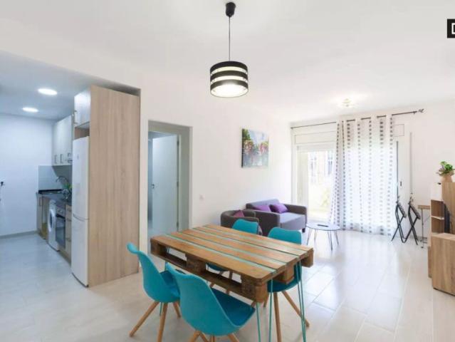 Double bed in Modern rooms for rent in 4 bedroom appartment, near iconic Sagrada Familia in central Eixample