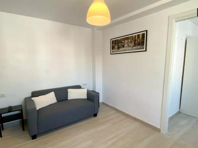 Double bed in Bright rooms for rent in 3 bedroom apartment in Poblats Marítims