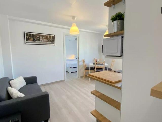 Double bed in Bright rooms for rent in 3 bedroom apartment in Poblats Marítims