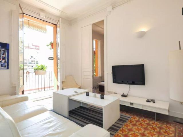 Double bed in Charming rooms for rent in 4 bedroom apartment in Eixample Dreta