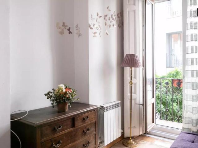 Double bed in Room in a shared 3 bedroom apartment for rent in Embajadores