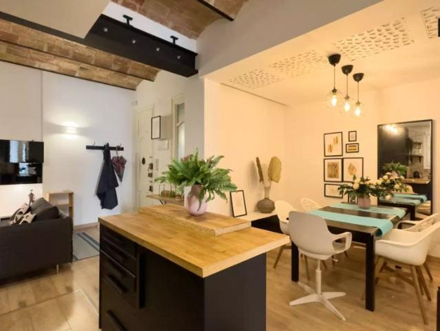 Double bed in Room in a shared 3 bedroom apartment for rent in La Sagrada Família, professionals and students welcome