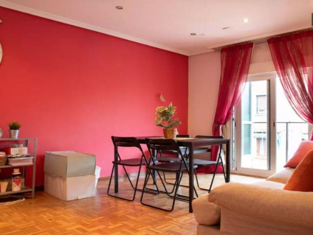 Double bed in Room in a shared 3 bedroom apartment for rent in Opañel, students only