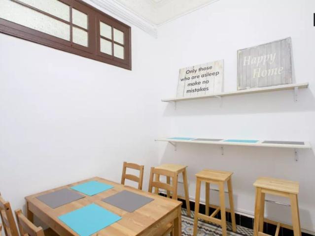 Double bed in Room in a shared 10 bedroom apartment for rent in Russafa suitable for students
