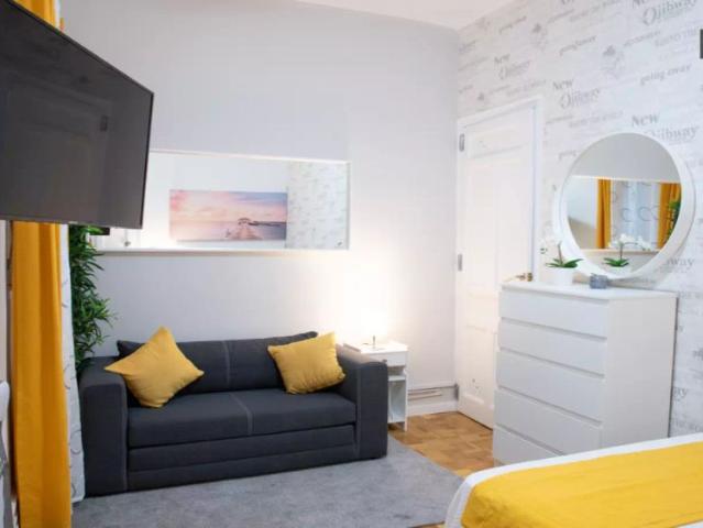 Double bed in Room in a shared 2 bedroom apartment for rent in Embajadores