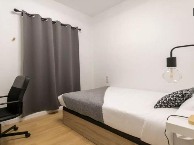 Double bed in Room in a shared 7 bedroom apartment for rent in Arrancapins, Valencia