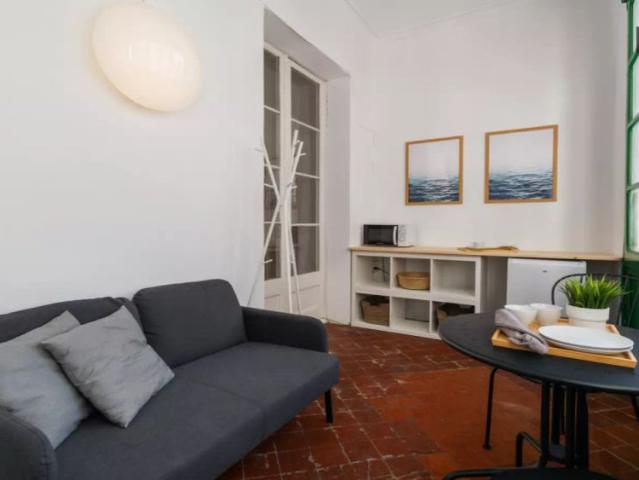 Double bed in Room in a shared 7 bedroom apartment for rent in la Dreta de l'Eixample