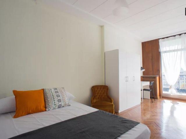 Double bed in Room in a shared 7 bedroom apartment for rent in Sant Francesc, professionals only and students allowed