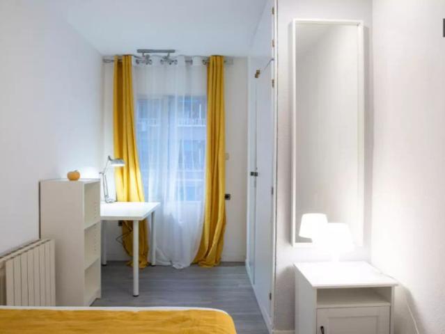 Double bed in Room in a shared 4 bedroom apartment for rent in Alcalá de Henares