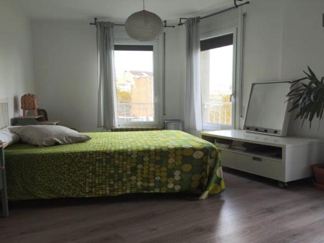 Double bed in Room in a shared 4 bedroom apartment for rent in El Fort Pienc, professionals and students only