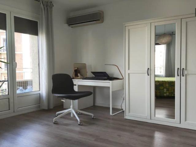 Single Bed in Room in a shared 4 bedroom apartment for rent in El Fort Pienc, professionals and students only