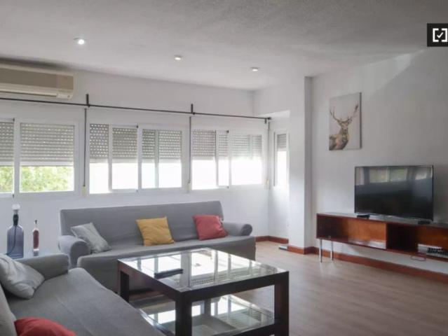Double bed in Room in a shared 4 bedroom apartment for rent in Fontarrón, perfectly suited for professionals and students