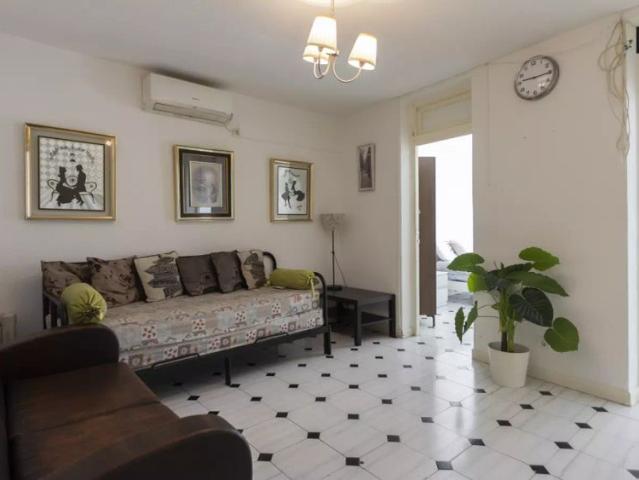 Double bed in Room in a shared 4 bedroom apartment for rent in Justicia, perfect for professionals or students