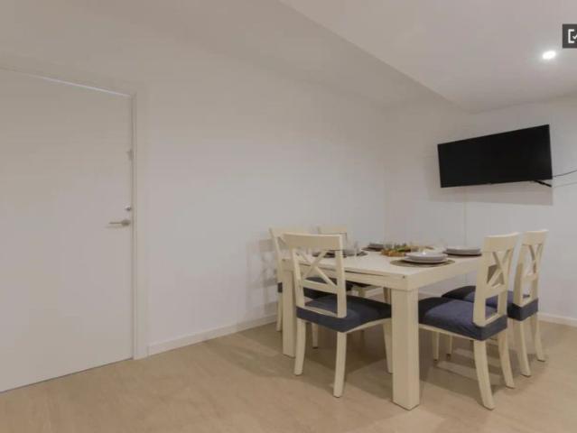Double bed in Room in a shared 4 bedroom apartment for rent in La Raiosa