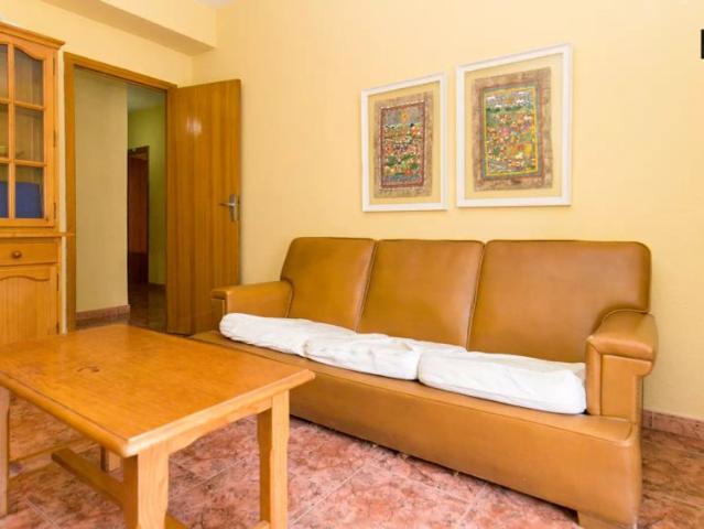 Double bed in Room in a shared 4 bedroom apartment for rent in San Matías Realejo, suitable for professionals or students