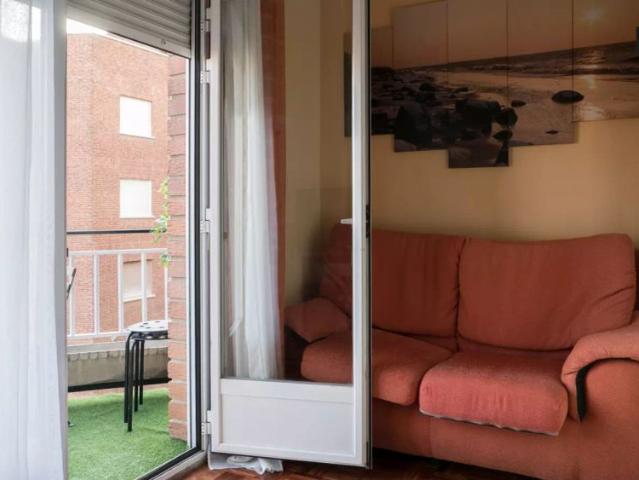 Double bed in Room in a shared 5 bedroom apartment for rent in Alcalá de Henares