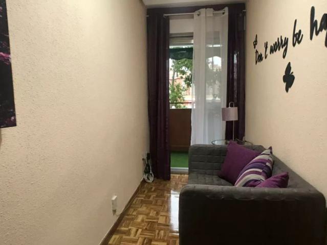 Double bed in Room in a shared 5 bedroom apartment for rent in Alcalá de Henares, perfect for professionals and students, no couples