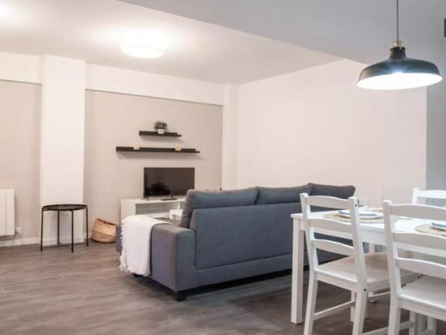 Double bed in Room in a shared 5 bedroom apartment for rent in Aluche
