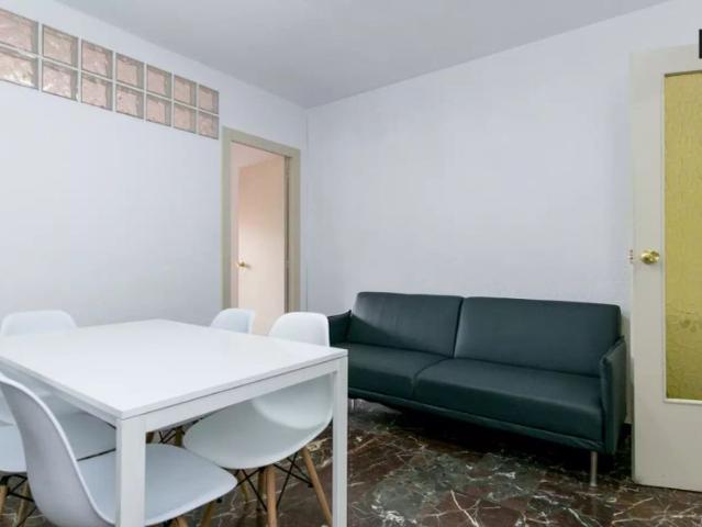Double bed in Room in a shared 5 bedroom apartment for rent in Camino de Ronda