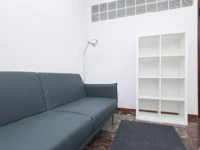 Double bed in Room in a shared 5 bedroom apartment for rent in Camino de Ronda, professionals and students