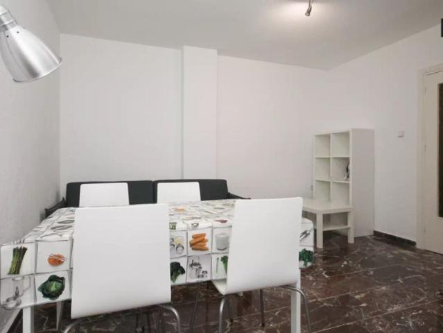 Double bed in Room in a shared 5 bedroom apartment for rent in Camino de Ronda, professionals and students welcome